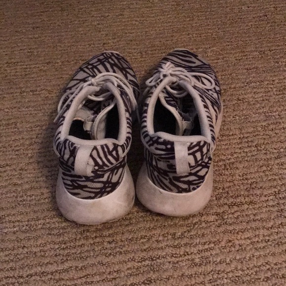 Nike Striped Sneaker - Picture 5 of 5